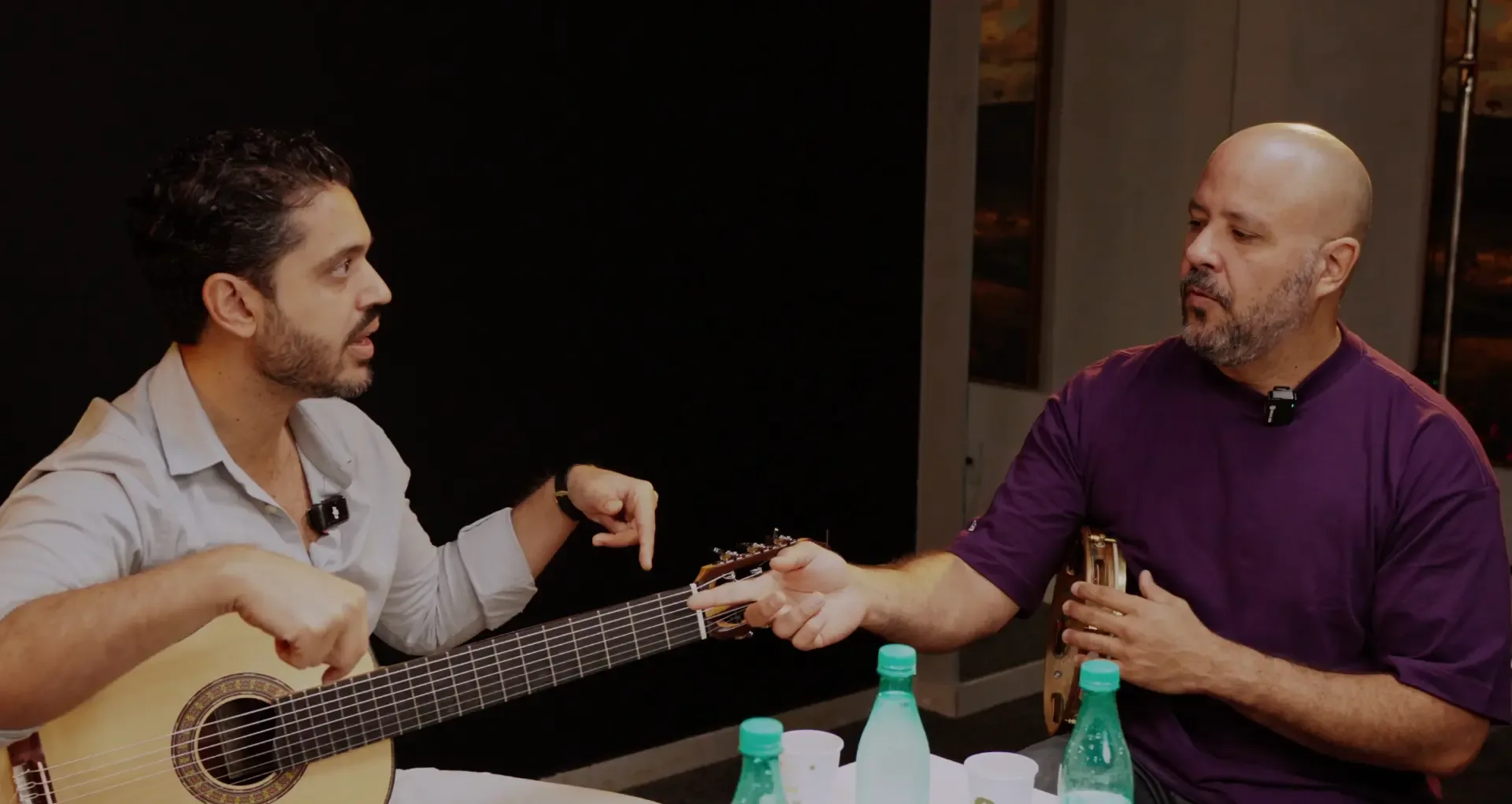 Conversa com violão e pandeiro, microfones de lapela
