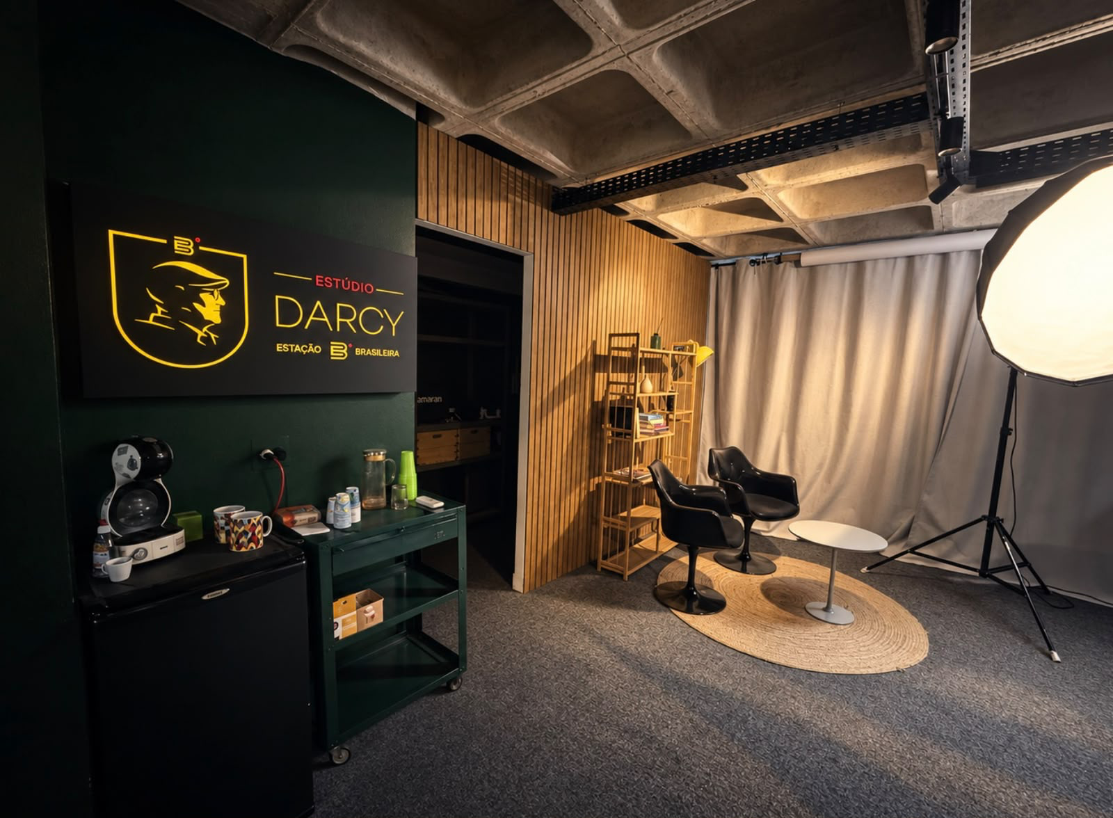 Entrada do Estúdio Darcy com letreiro