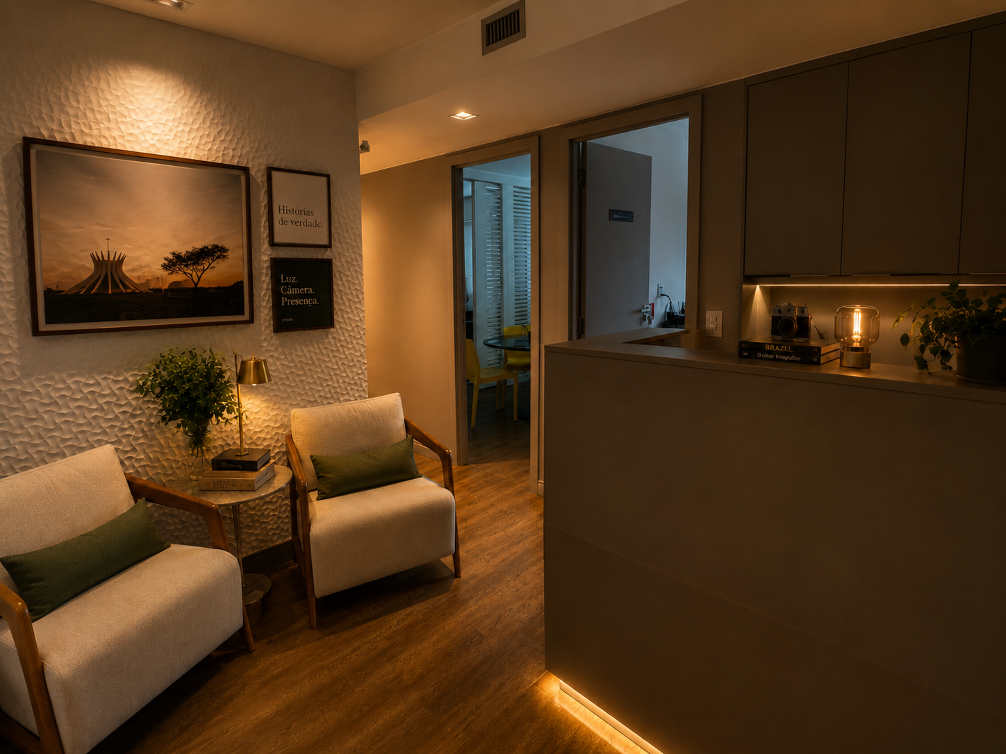 Lounge de espera com poltronas e arte autoral